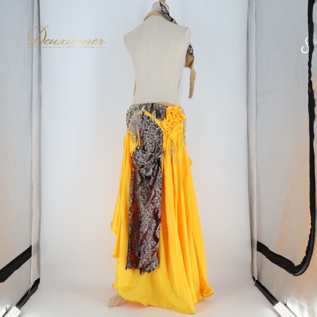 ベリーダンス オリエンタル 衣装 上下セット クイーン Queen イエロー系 トップス スカート 黄 黒 花 ラインストーン スパンコール 豪華 装飾 キラキラ ステージ イベント ダンス衣装 ブラック系