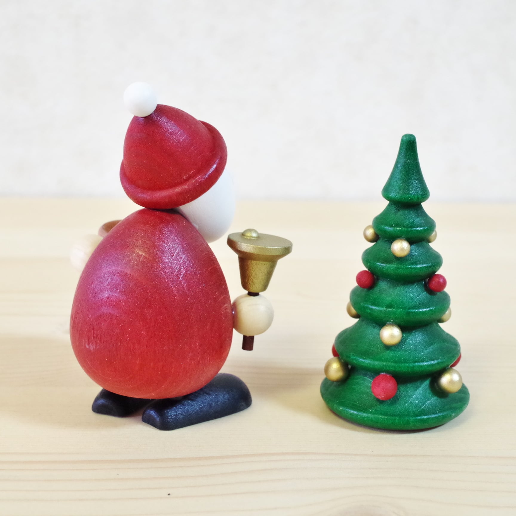 ポールウルリッヒ ベルをもつサンタとクリスマスツリー | 木のおもちゃ