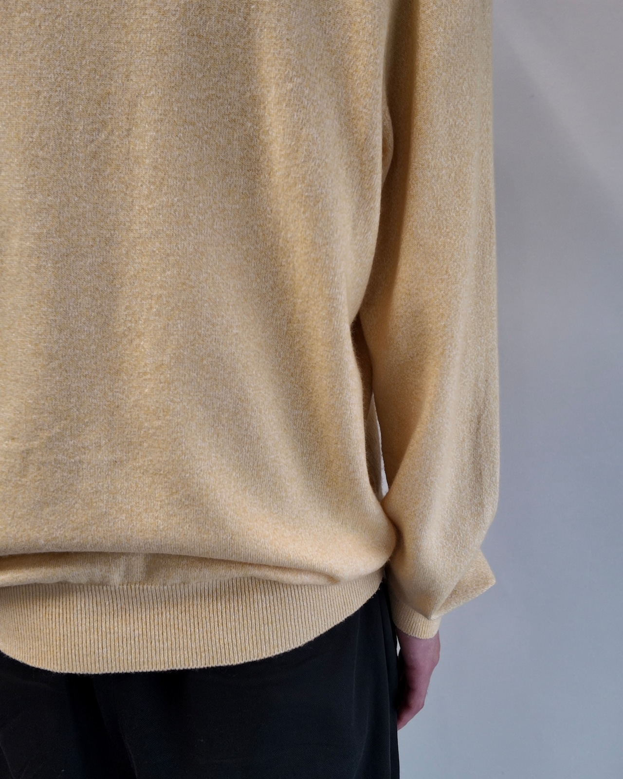 【Salvatore Ferragamo】yellow v-neck knit