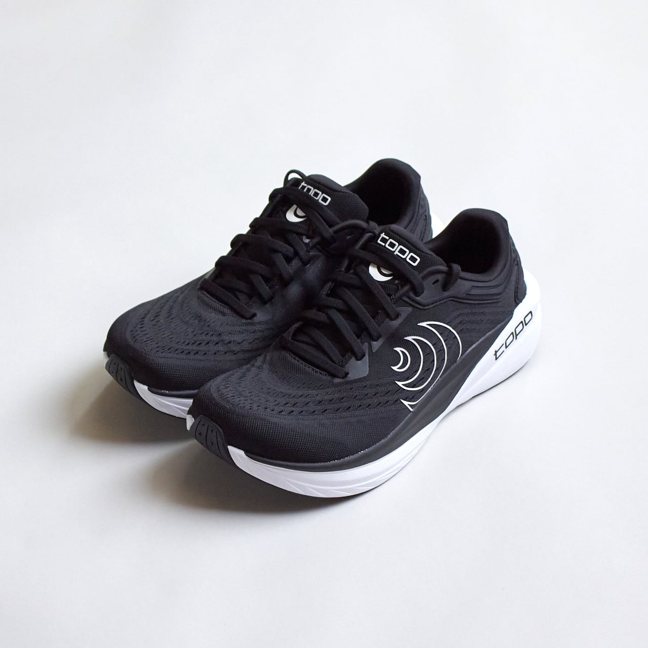 Topo Athletic(トポ アスレチック)PHANTOM 4(ファントム 4)-Black/White MENS ROAD 高クッションxナチュラルランニングシューズ