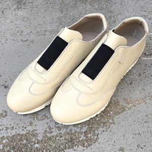 【展示品サマーセール】 24.5〜25cmのみ 半額 オフホワイトの本革スリッポンスニーカー
