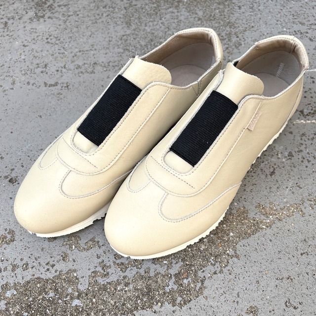 【展示品サマーセール】 24.5〜25cmのみ 半額 オフホワイトの本革スリッポンスニーカー