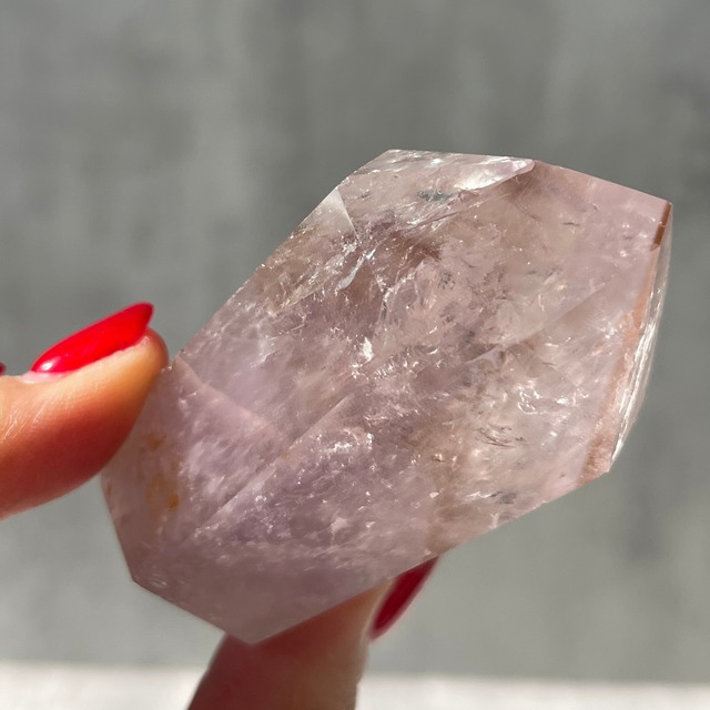 ブラジル・バイーア州コルデイロス産【UVリアクティブアメジスト】タワー ①｜鉱物 天然石 パワーストーン