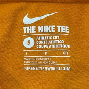 【NIKE】ナイキ Tロゴ プリントTシャツ 半袖 スウッシュ Sサイズ オレンジボディ us古着 アメリカ古着