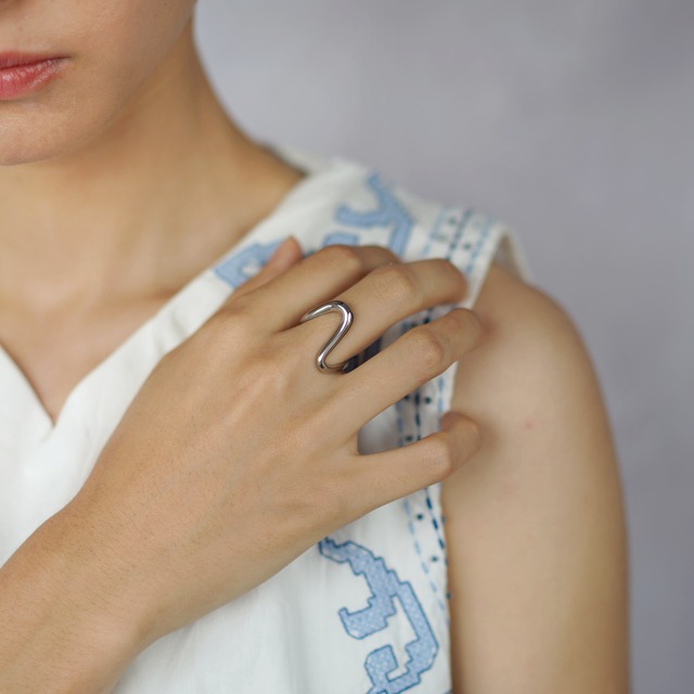 〇ウェーブ ライン リング 大振り サージカルステンレス モダン