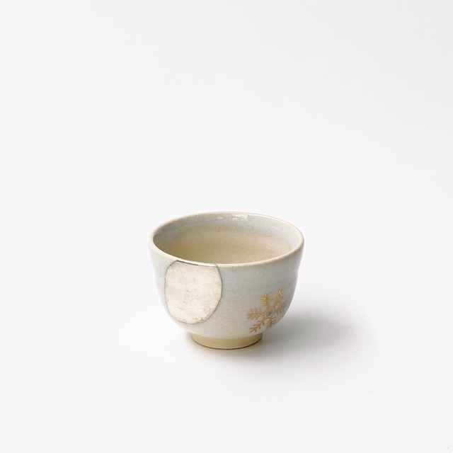 ワラ灰釉雪月花盃／Sake cup,colored snow, moon, and cherry blossoms, on straw ash glaze