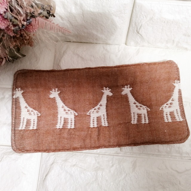 ガーゼのハンカチ　長方形　2層（6重ガーゼ x ワッフル生地）きりん　ブラウン