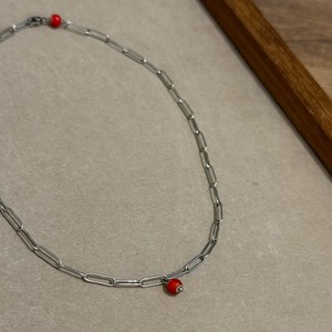【ｻｰｼﾞｶﾙｽﾃﾝﾚｽ：ｼﾙﾊﾞｰ】一粒ホワイトハーツビーズレッド ネックレス