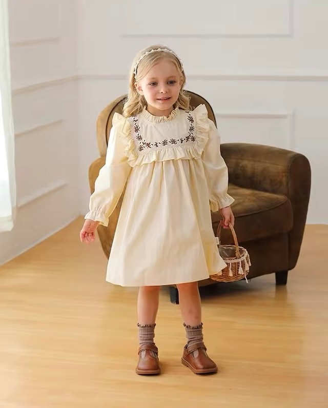 【取寄】フリルたっぷりな刺繍入りワンピース