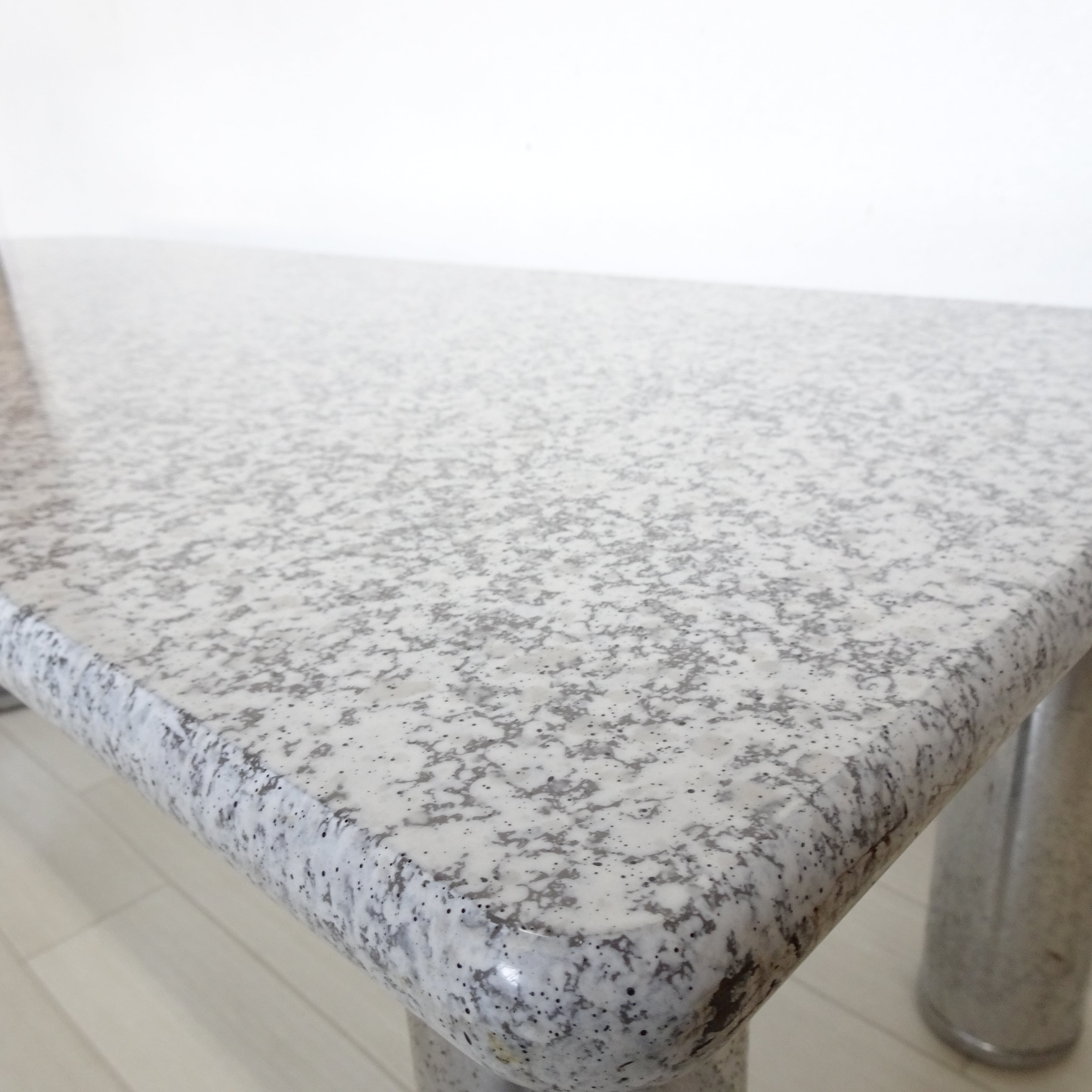 ウレイラ 御影石柄のローテーブル | 純喫茶家具の村田商會