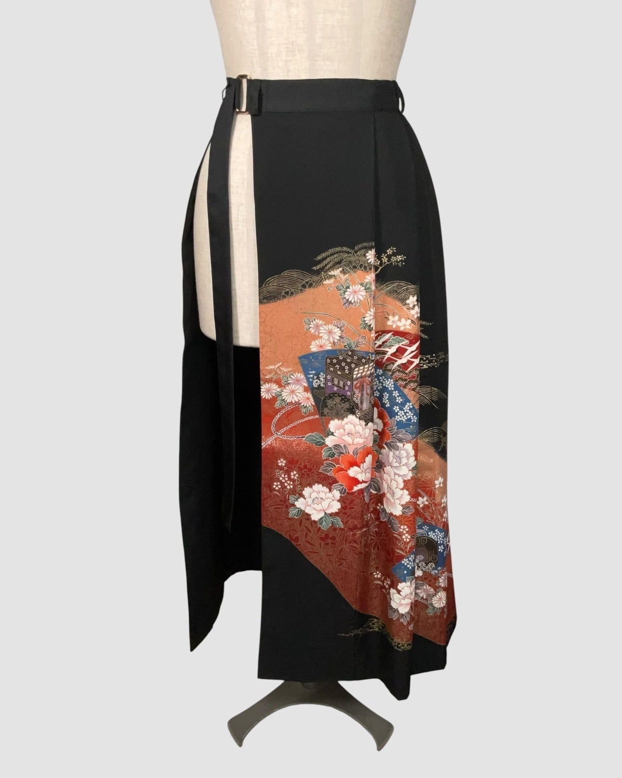着物重ねスカート(黒留袖より制作) Kimono Overlay Skirt (Made of Kurotomesode Kimono)