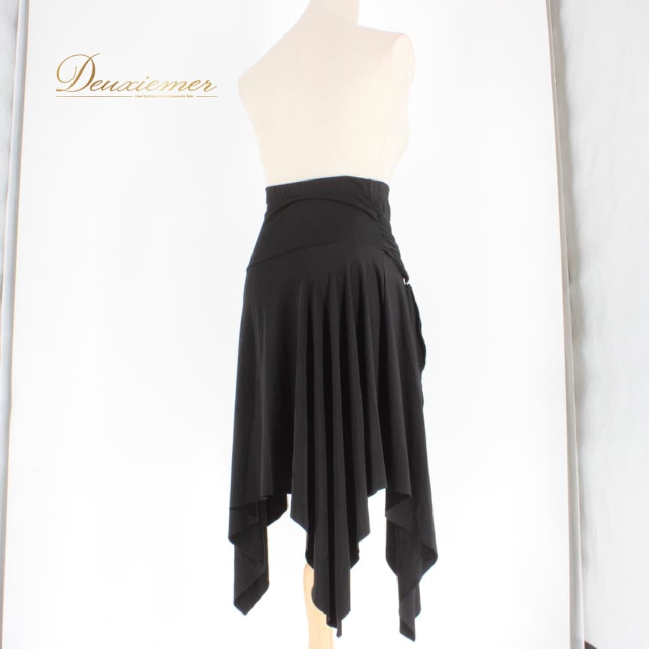 社交ダンス 衣装 スタンダード スカート レッスンウェア レディース 無地 シンプル ブラック系 練習着 黒 フォーマル 上品 気品 かわいい レッスン スタンダードダンス スカート単品 フレアスカート フリル リボン風デザイン ラップ風 カシュクール風 モノトーン ブラック フォーマルウェア 練習用 ダンス衣装 きれいめ シンプルデザイン 大人可愛い エレガント 華やか ストレッチ素材 ポリエステル 通気性 体型カバー フリル部分 裾長め 動きやすい シルエット 綺麗 裾 77.5cm 黒スカート
