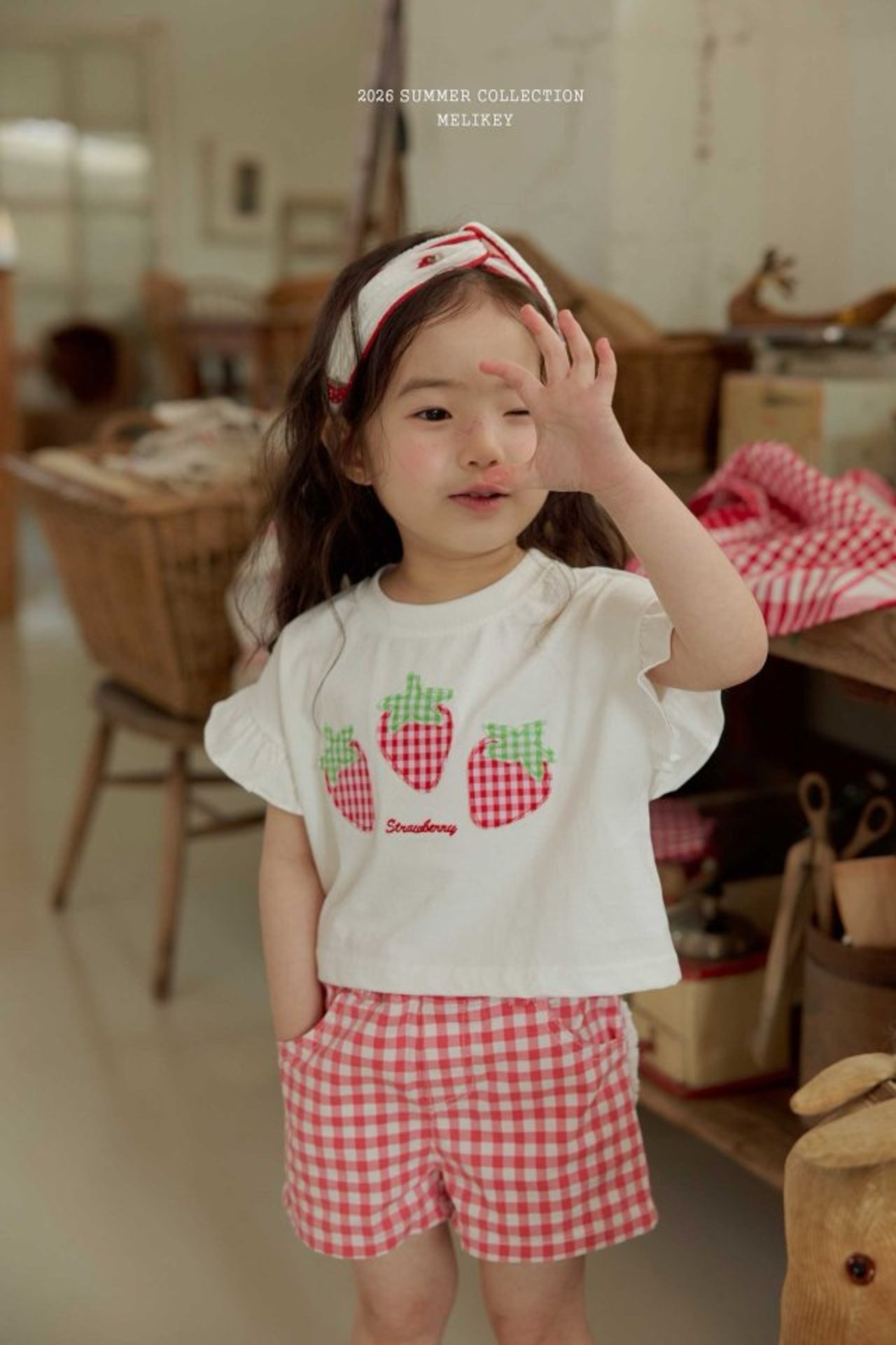 [MELIKEY] Strawberry Patch Tee (JS/JM) / [미라이키] 딸기패치티 (JS/JM)