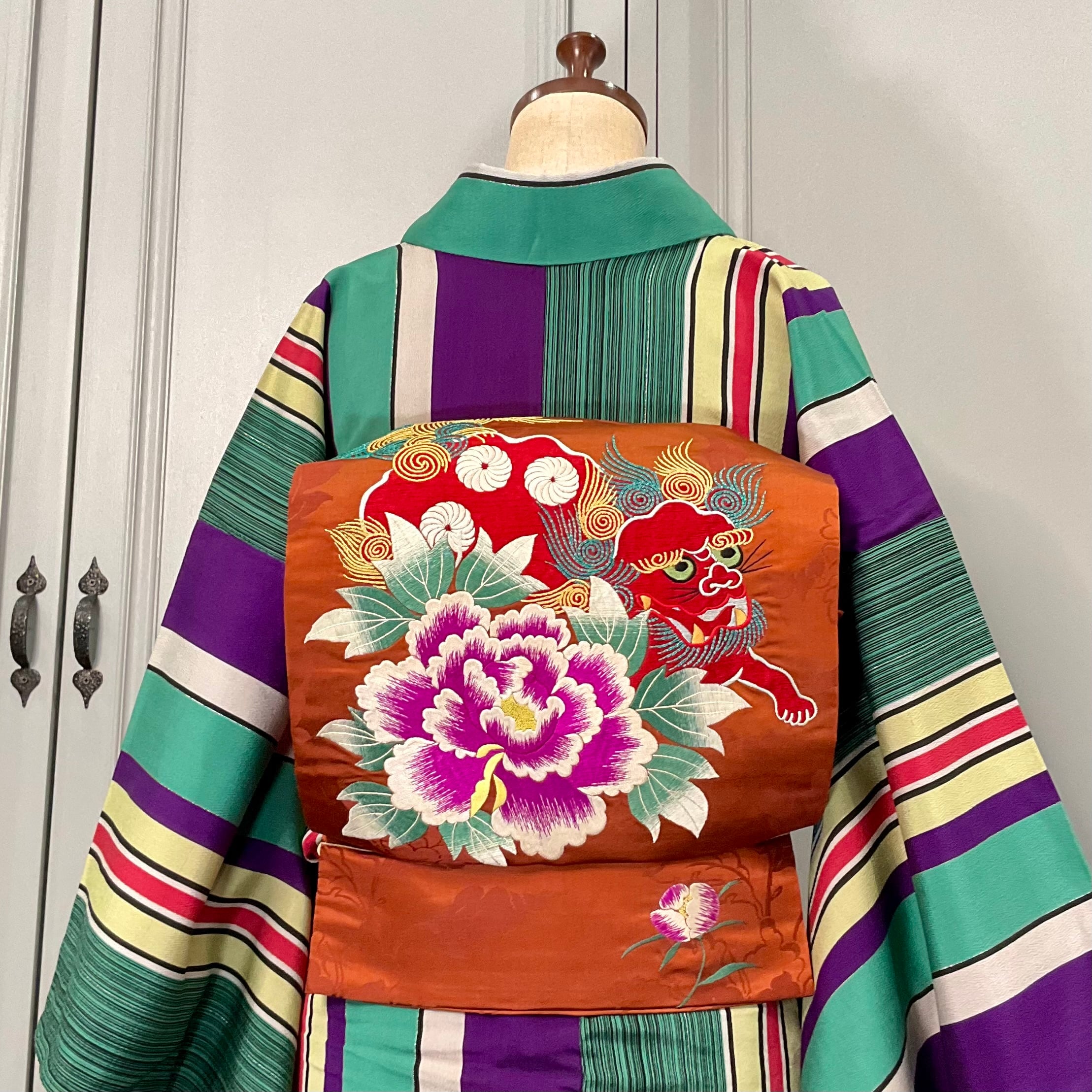 牡丹と獅子*刺繍帯 唐獅子 ボタン 茶繻子 アンティーク名古屋帯 牡丹と獅子*刺繍帯 唐獅子 ボタン 茶繻子 アンティーク名古屋帯