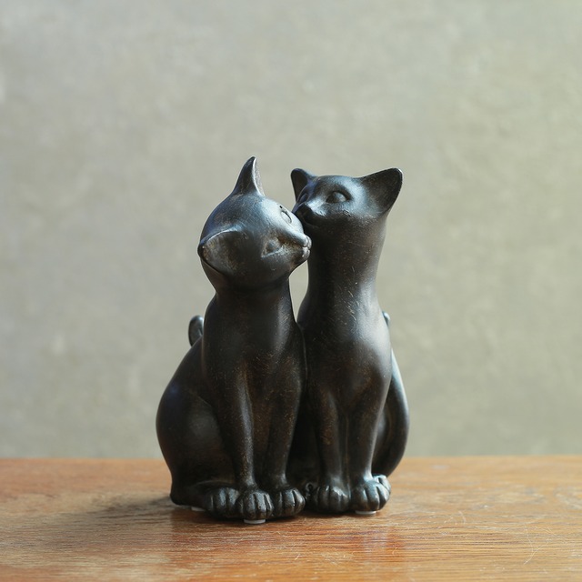 仲睦まじい、二匹のネコ