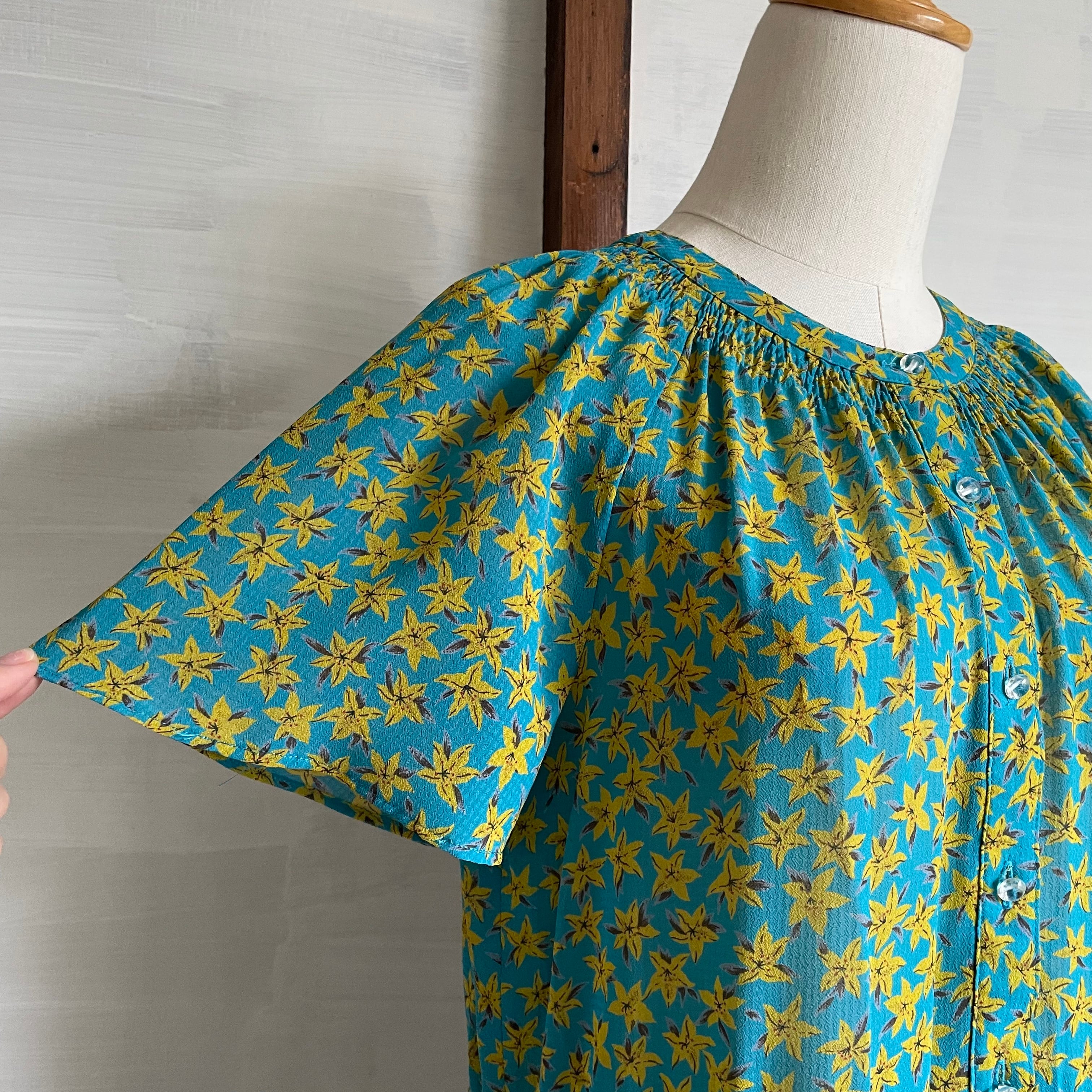 flare sleeve lily motif dress〈レトロ古着 フレアスリーブ 百合柄 ワンピース〉