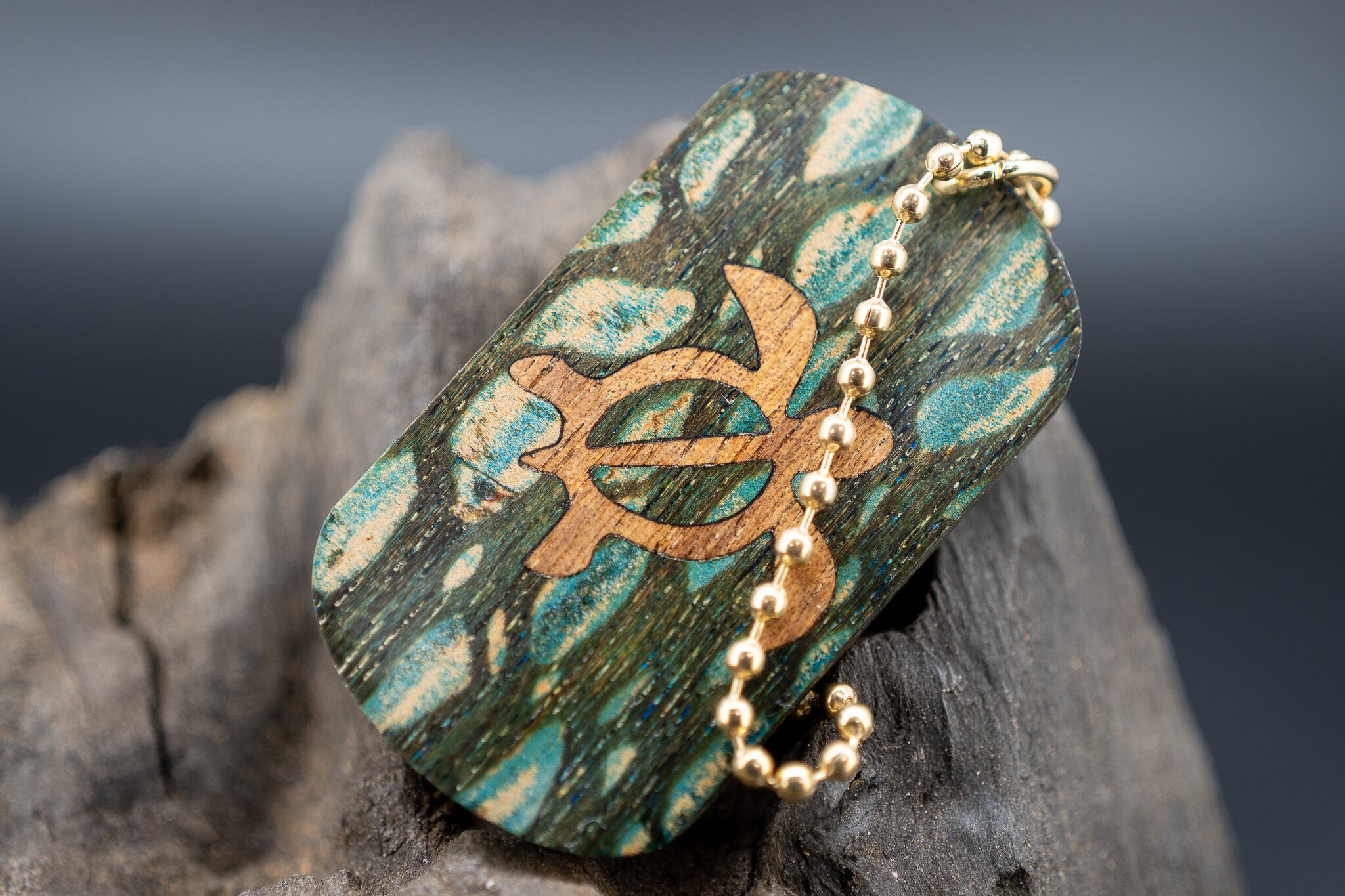 【銀を紡ぐ木】シルキーオーク スタビライズウッド ドッグタグ 象嵌 浅瀬で泳ぐウミガメ