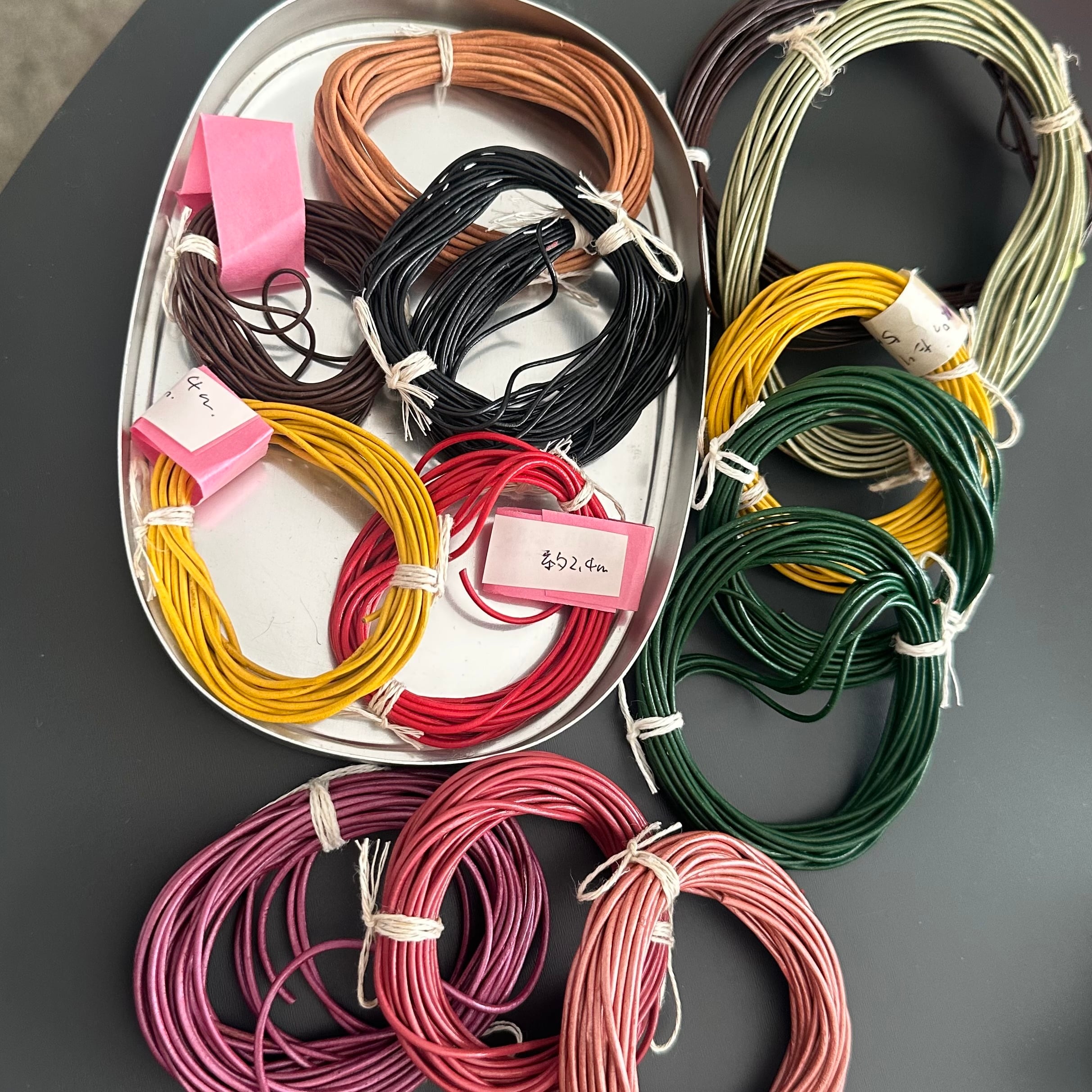 【素材フリマ(B-9)】丸革紐5m前後・ハギレ入りおまとめセット