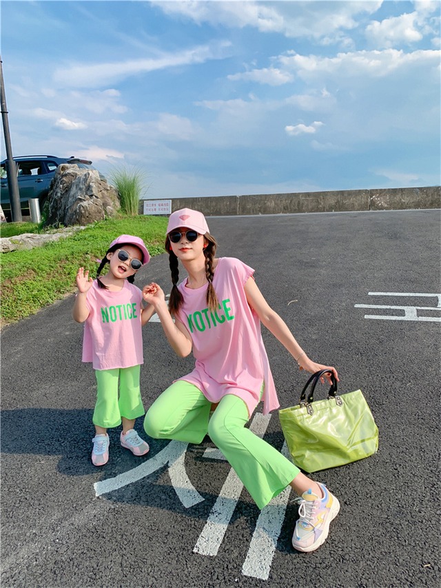 英字ロゴTシャツ＆カラーパンツセット