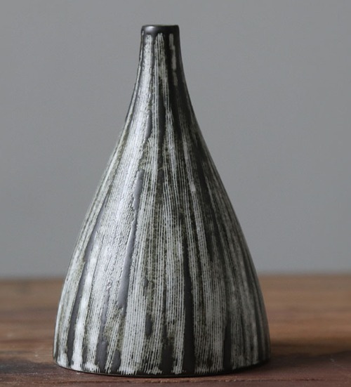 花瓶 ダークグレー 縦ライン 細身 一輪挿し フラワーベース 陶器 モダン 装飾 花器 グレー系 シック インテリア スリム
