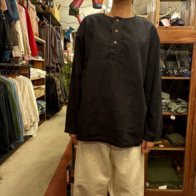 French type Linen cotton Henley shirt L/S Black dyeing　フランスタイプ　リネンコットンヘンリーネックシャツ　ブラック染　L/S　ファッション　ユニセックス　軍物　フランス軍　ミリタリー　長袖　インナー　ブラウス　後染め