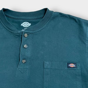 【Dickies】ヘンリーネック ワンポイント パッチ 刺繍ロゴ ロンT ポケT ロングTシャツ 長袖Tシャツ ポケットTシャツ LARGE ディッキーズ ディープグリーン メキシコ製 US古着