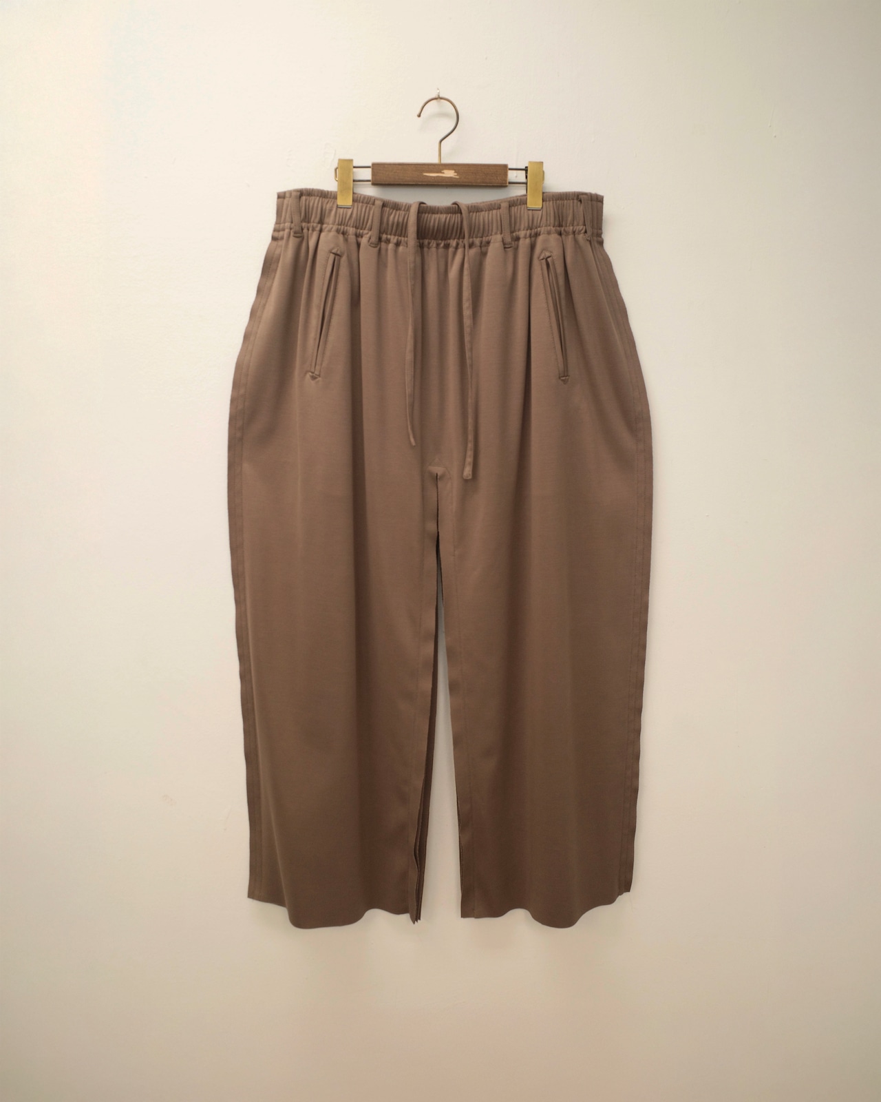 i’m here - “SLIT” Pants ：Brown｜スーピマリブ／カットオフ／南京玉縁