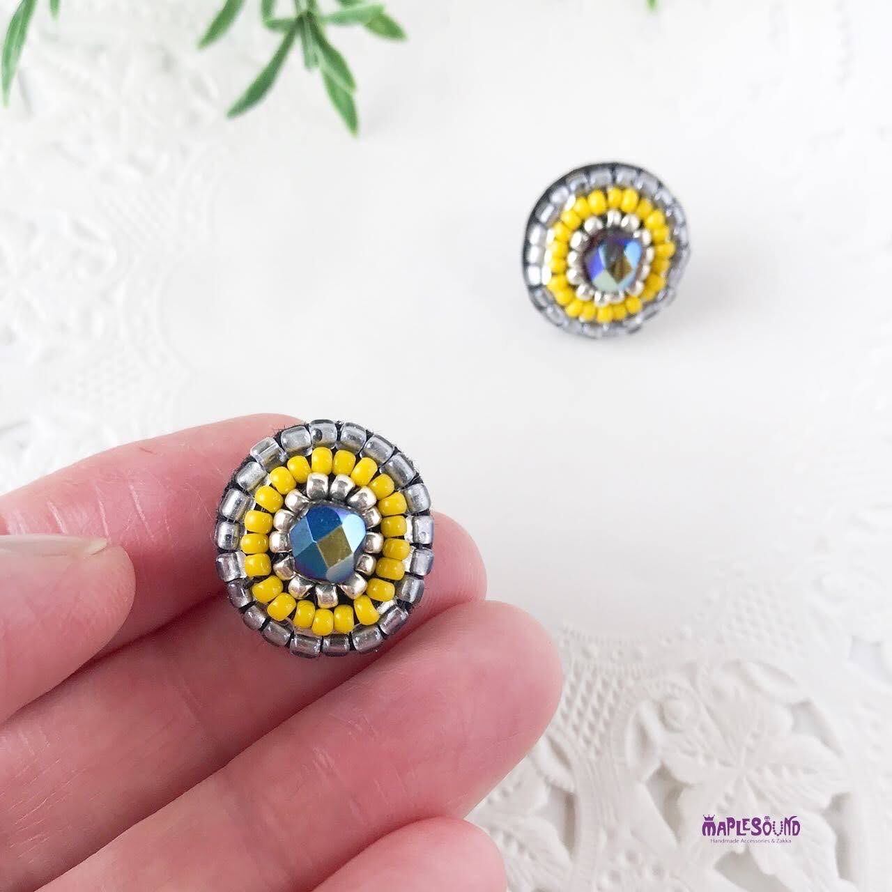 ビーズ刺繍 小粒ピアス イエロー | maplesound