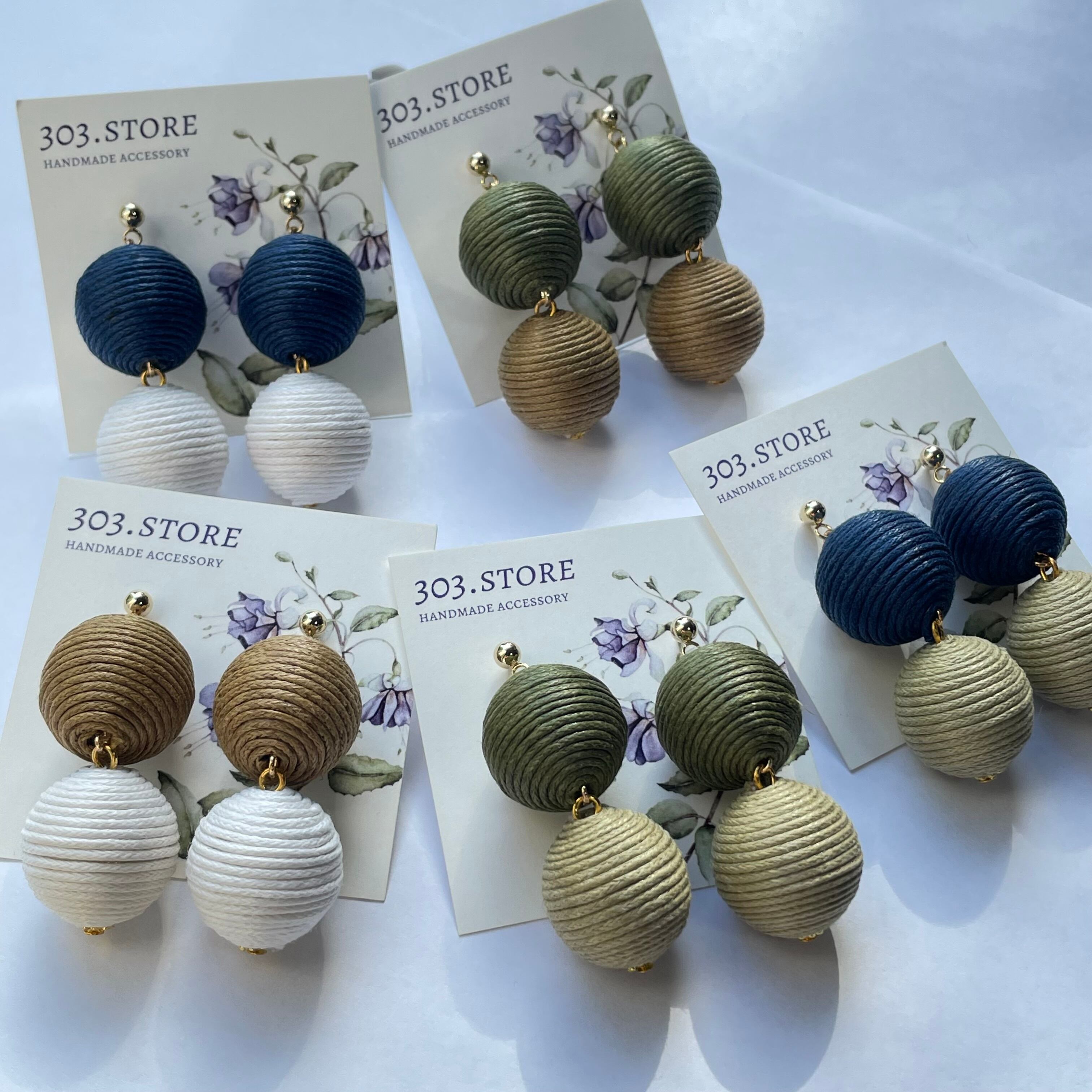 糸巻き 2連 ボンボンピアス ネイビー/ホワイト【1159】 | 303 STORE