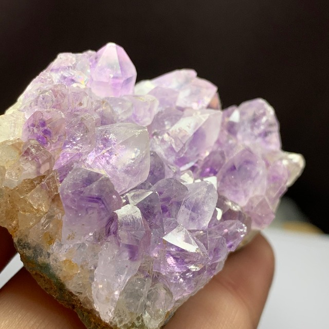 2.ウルグアイ産アメジストクラスターに住み着いているフローライトハリネズミさん