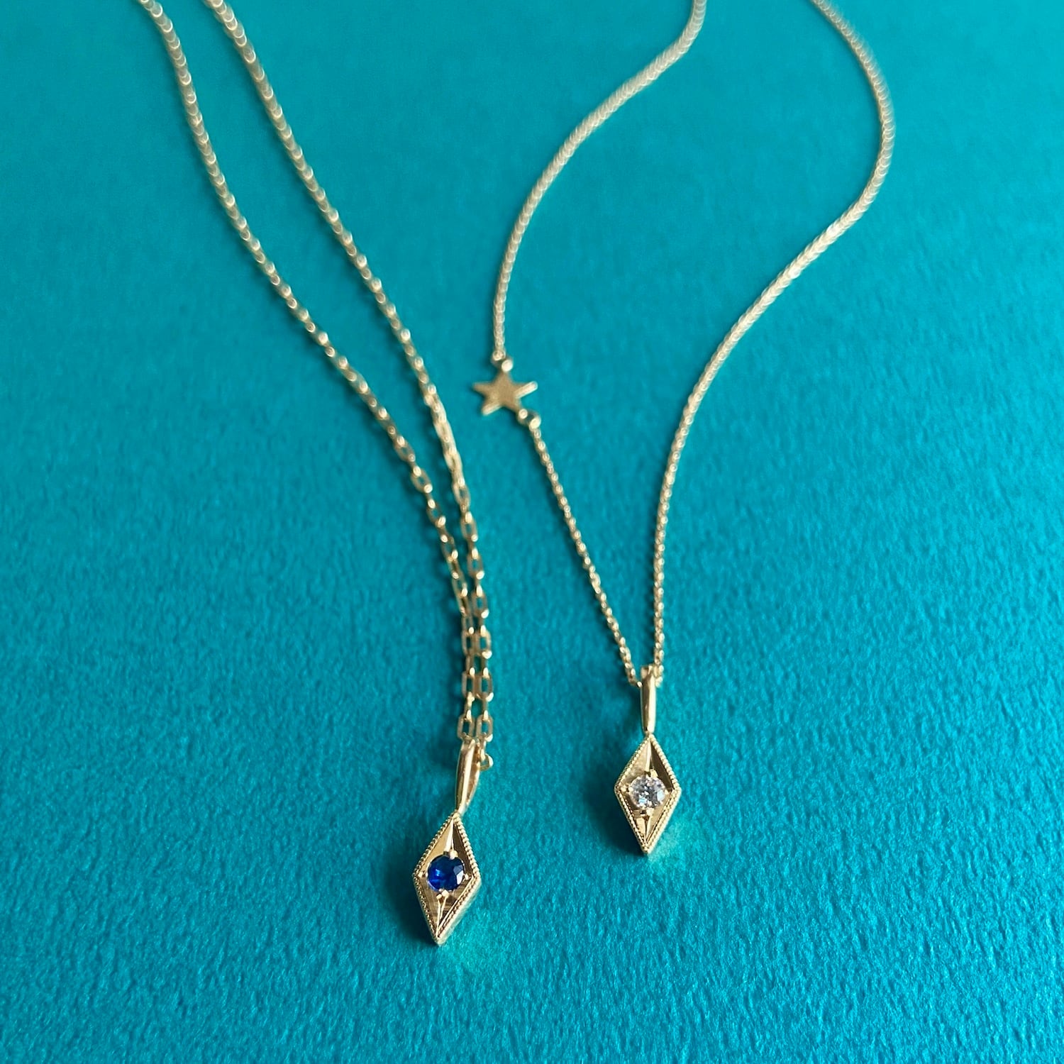 K18 Diamond Shaped Charm ／18金製 ダイヤ型チャーム（サファイア  