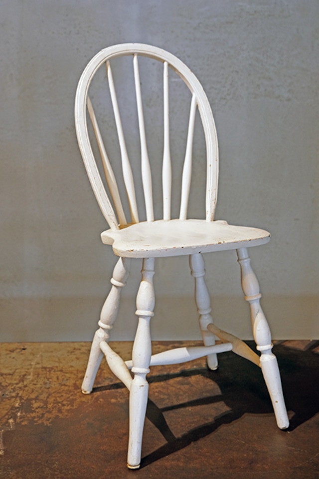 OT017_ WHITE CHAIR