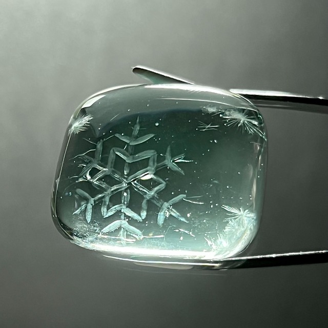 アクア&スノー 雪の結晶カービングのお守り石 インドネシア産アンダラクリスタル