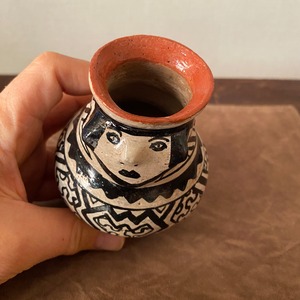 顔付きの壺　シピボ族の素焼きの器　先住民族の工藝　フリーハンドの模様　工藝のある暮らし