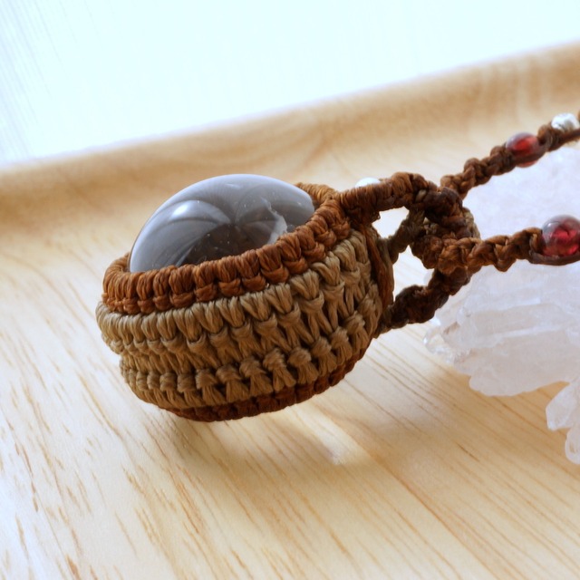 アイリスクォーツ(レインボークリスタル)のマクラメネックレス ~森の歌声~