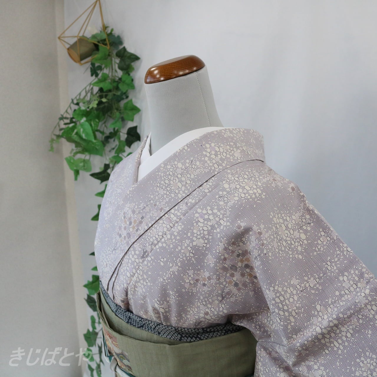 紬 正絹 グレー 琉球風の絣 鳥 雲 ほっこり感 節多め しつけ糸付き 未使用 紬 正絹 グレー 琉球風の絣 鳥 雲 ほっこり感 節多め しつけ糸付き 未