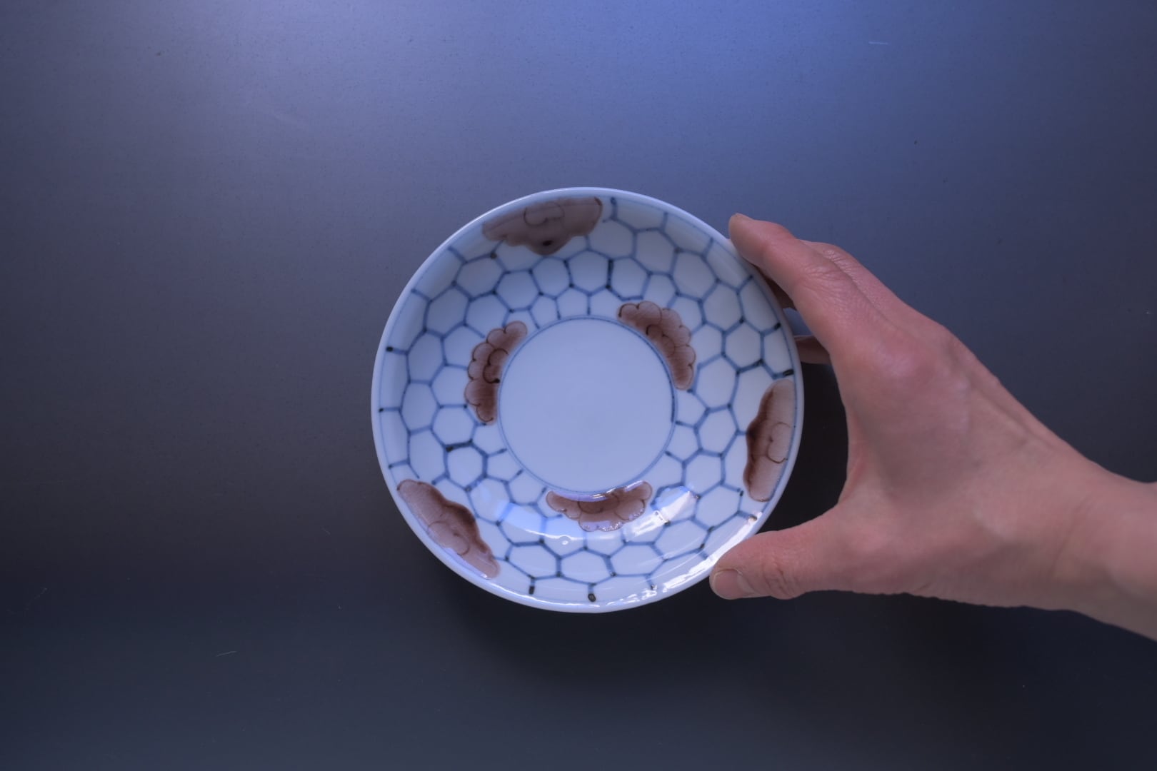 清水なお子 色絵亀甲花文 5寸皿 | 鎌倉倶楽部 茶寮