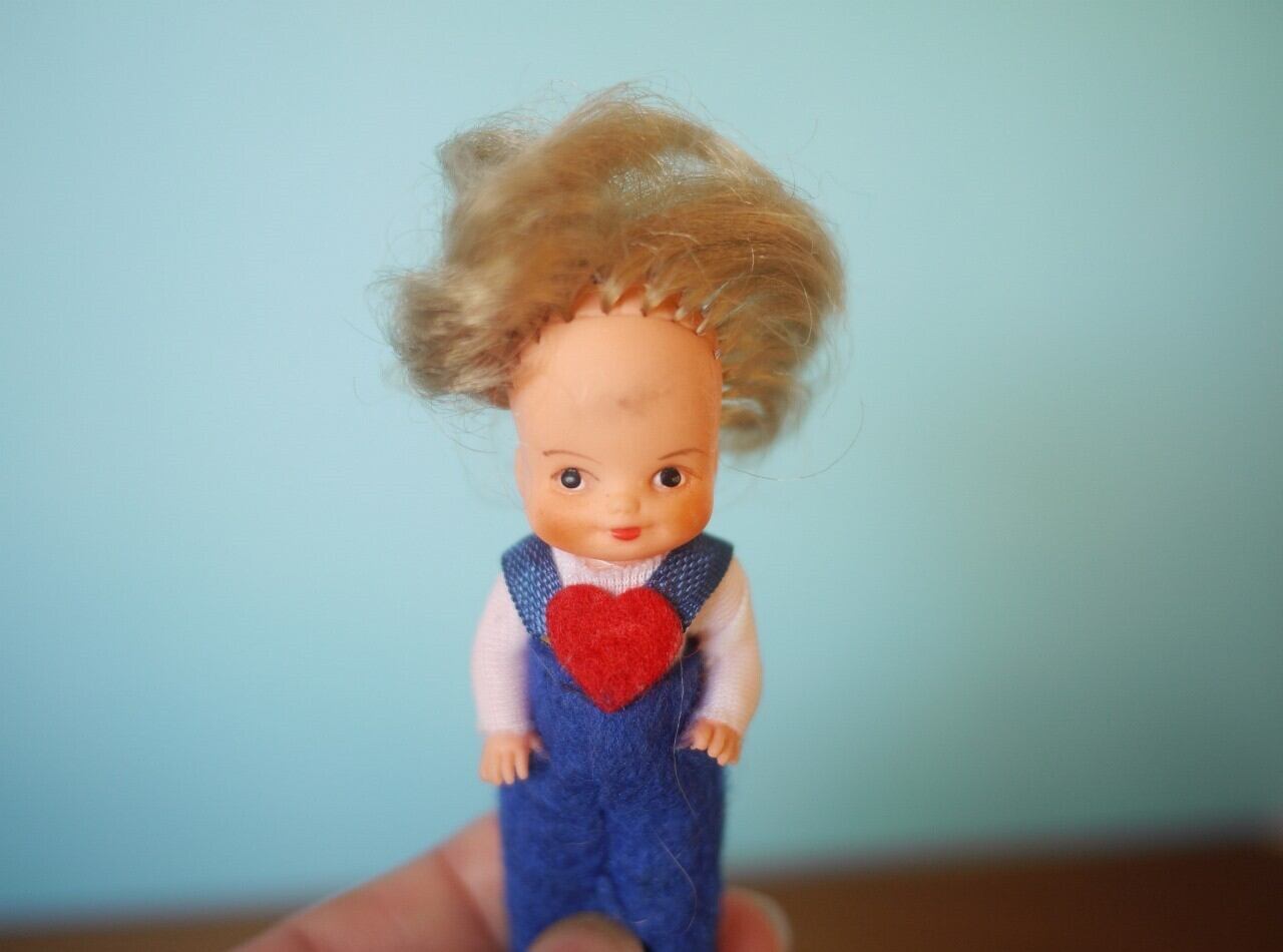 青いサロペットの女の子 ヴィンテージラバードール ミニチュアベビー人形