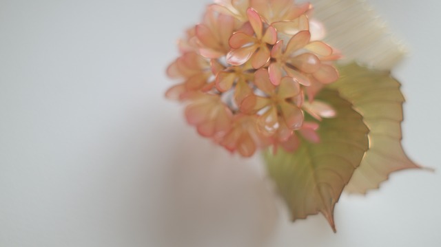 茜雲色の手毬花の髪飾り