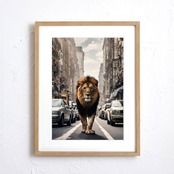 Lion Trip｜都会を旅するライオンのユニークアートポスター｜木製額縁付き・国内生産A3ポスター