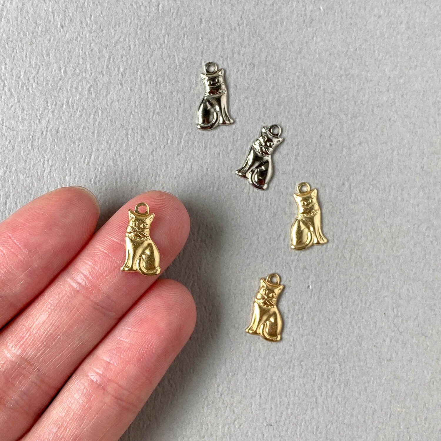 【猫.amulet】　② ※他の方は購入しないで下さい 新色追加〉USA真鍮 首輪のついたミニ猫チャーム（13mm） | Dua