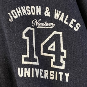 【MV SPORT】ハーフジップ カレッジ  ジョンソン & ウェルス大学 ワンポイント ロゴ スウェット XL アメリカ古着