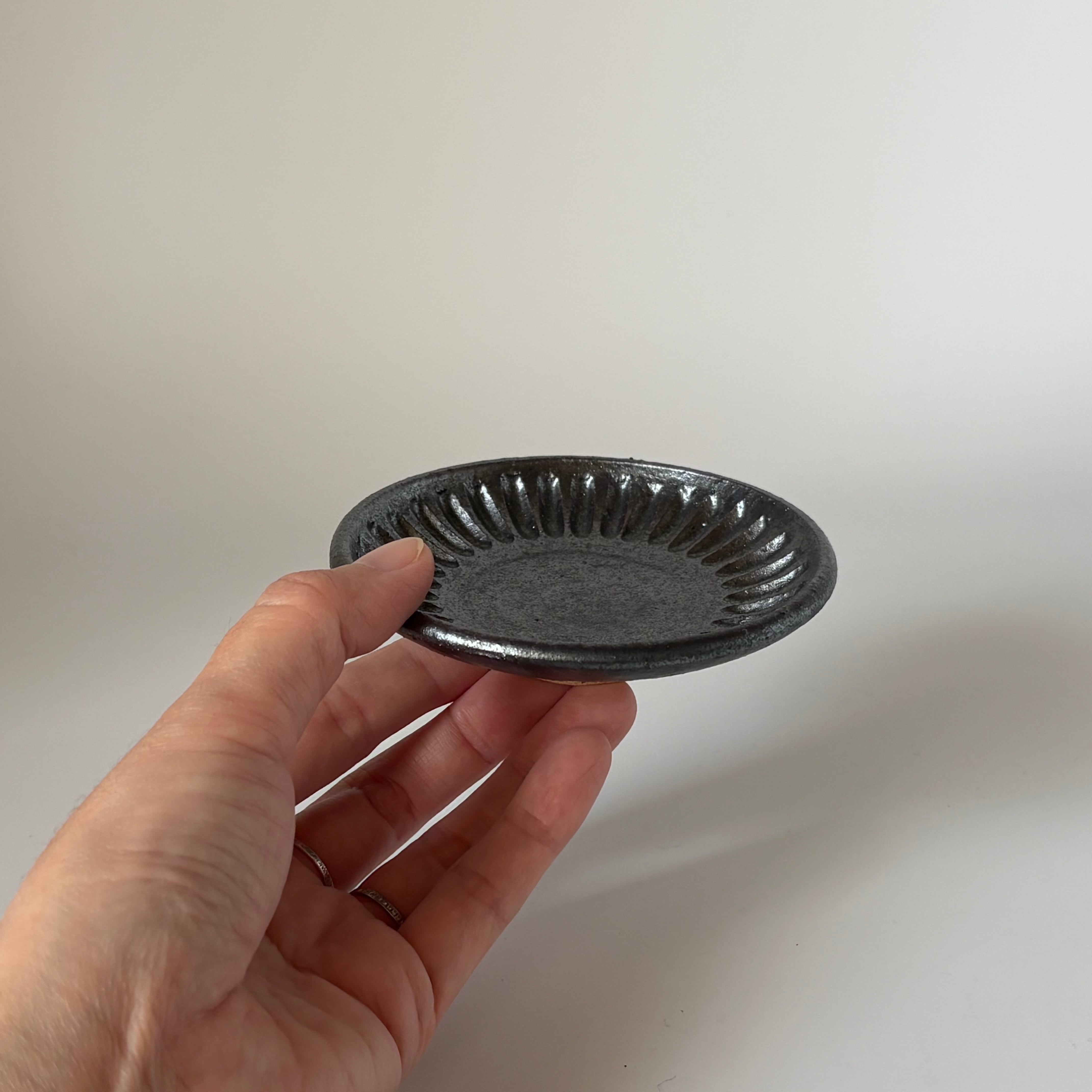 益子淳一 / 鉄黒しのぎ豆皿 | 星霜 -古道具と手しごと品-