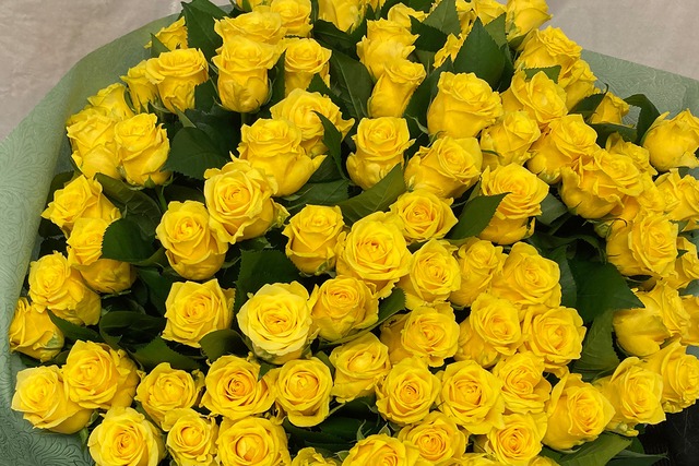 黄色のバラ100本のブーケ（画像はイメージです）