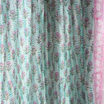 ブロックプリント生地【50cm単位】インド綿 片耳ボーダー付き 小花柄 白×エメラルドグリーン×ピンク #19437-GR2【再入荷】