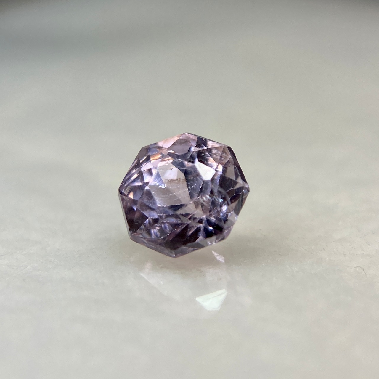お花みたいなスピネル 訳あってお買い得  約4.3mm*3.4mm r-0635
