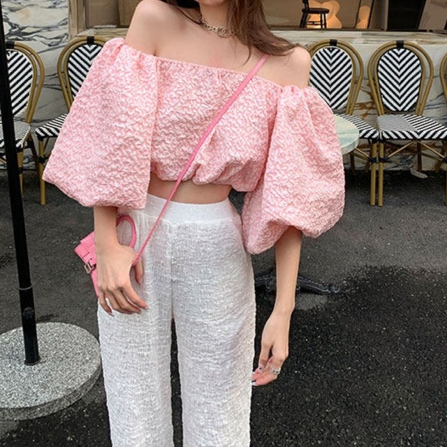 Pink tops with bare shoulders　220311