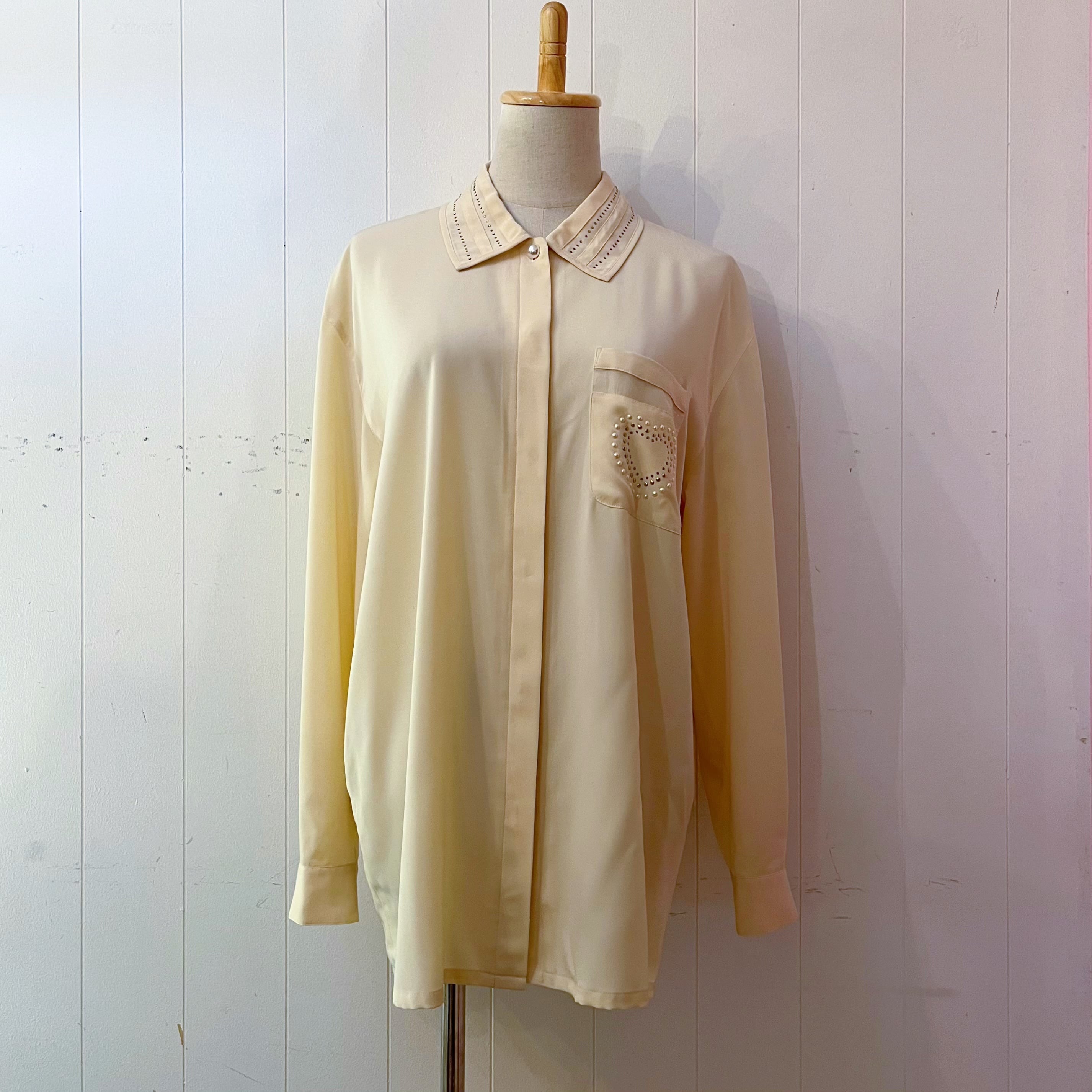 heart rhinestone cream blouse