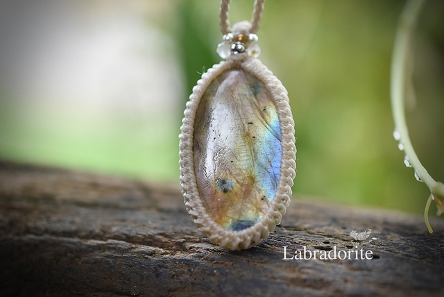 ４色の羽根★パープルラブラドライト マクラメネックレス1096