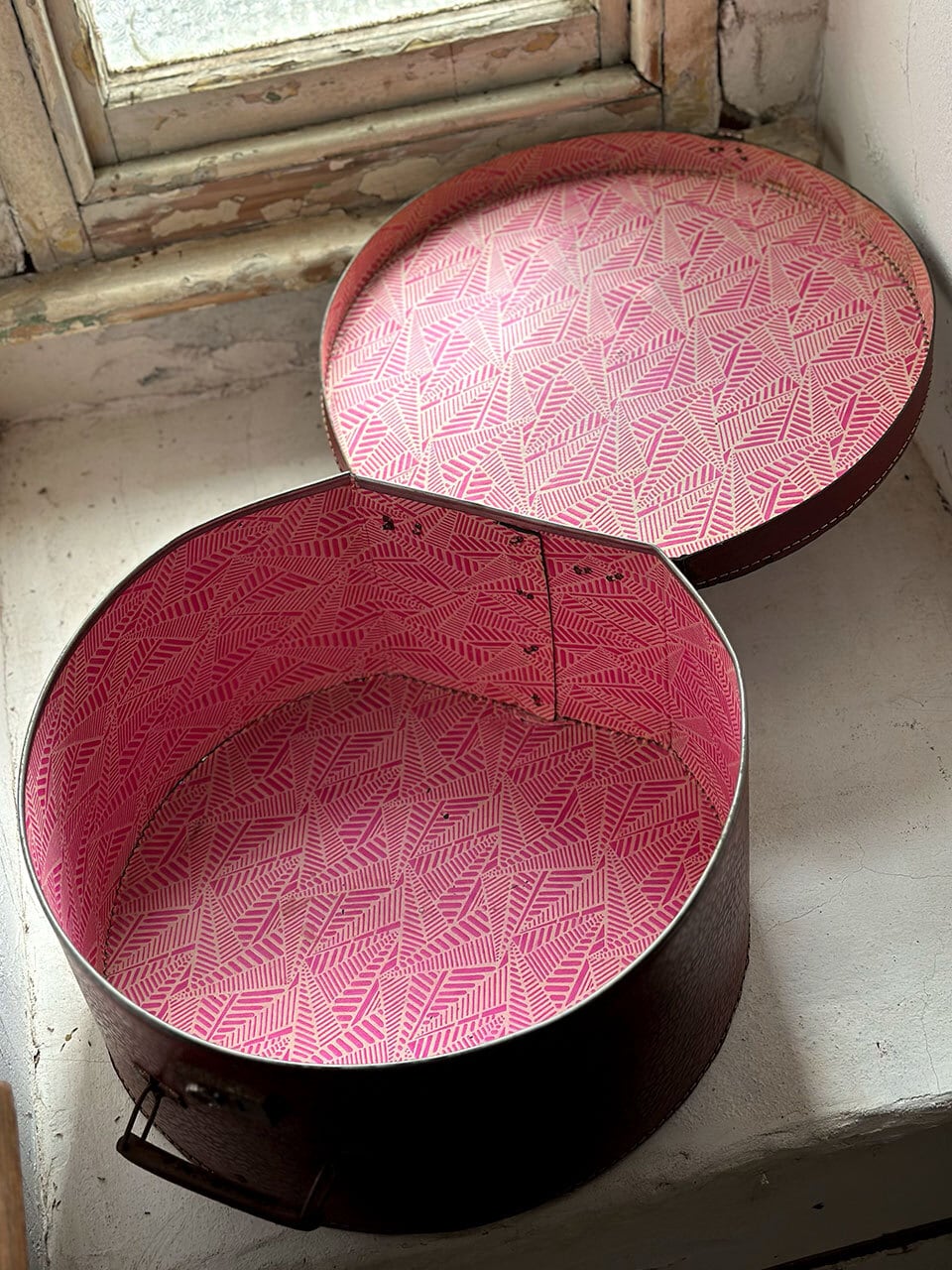 ハットボックス ボルドー 型押し柄 | Brocante de La Cocotte